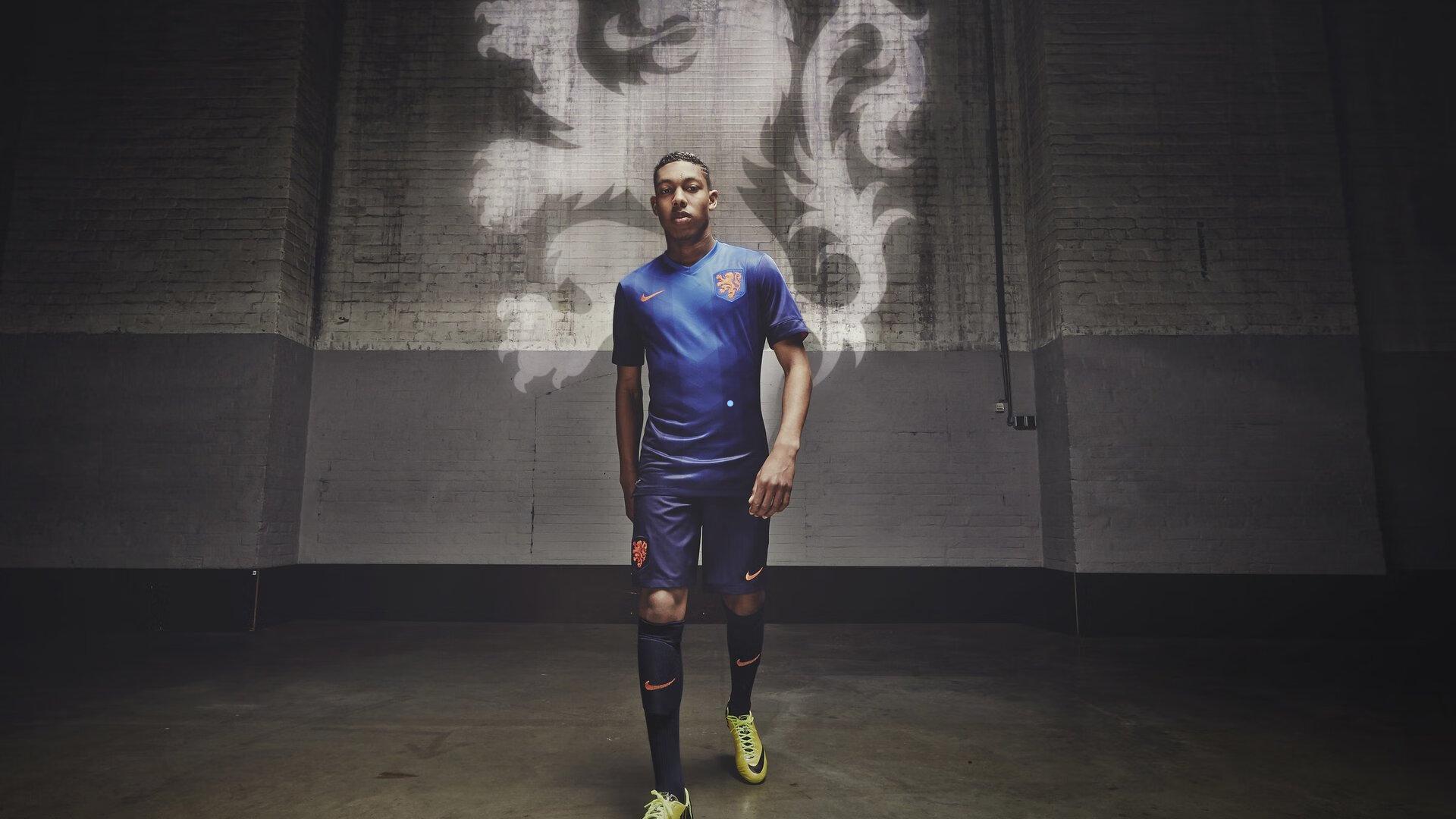 多尔古全能表现引领曼联战胜维拉，关键传球与防守数据铸就闪耀时刻