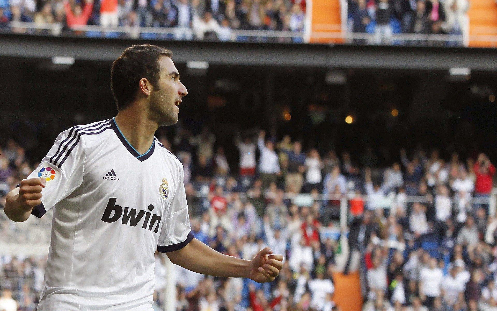 德甲赛场神仙球诞生！勒沃库森安德里希蝎子摆尾破门，科隆之战视角丝滑如画